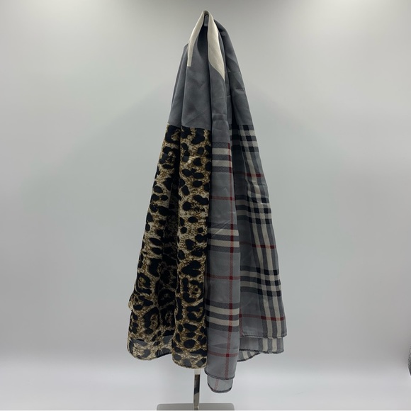 Burberry silk scarf - Picture 8 of 9